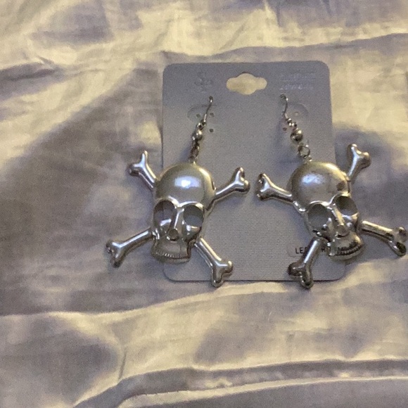👻NWT Skelton Hanging Pierced Earrings Brand New Closet Must Have 👻 - Picture 2 of 6